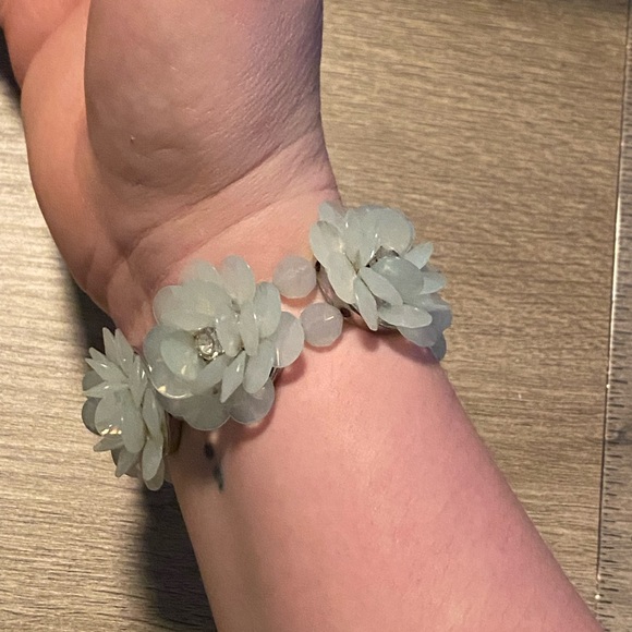 Stretchy Floral Bracelet - Picture 3 of 6